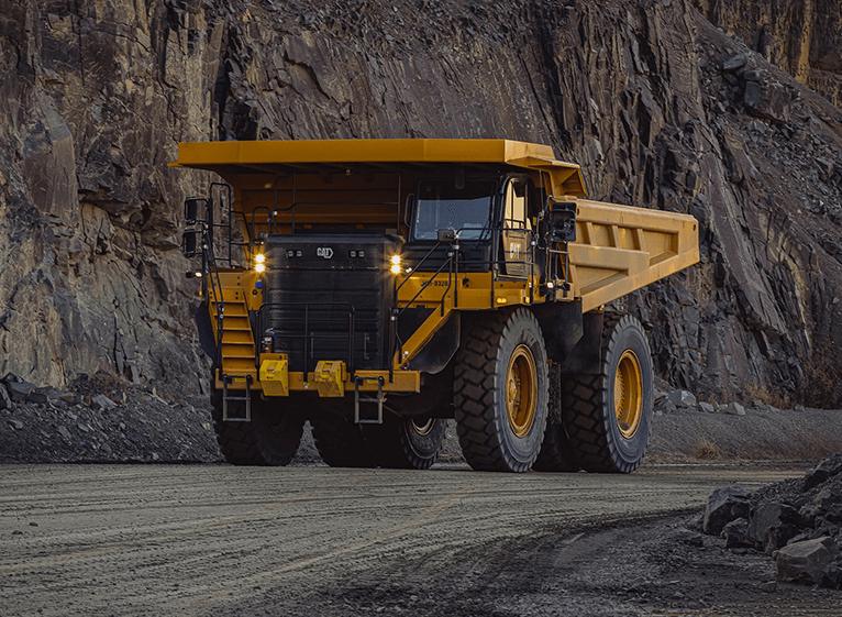 Φορτηγό εξόρυξης Caterpillar σε εργοτάξιο ορυχείου, εκπροσωπώντας την αυτόνομη τεχνολογία της Cat που λειτουργεί χωρίς οδηγό.